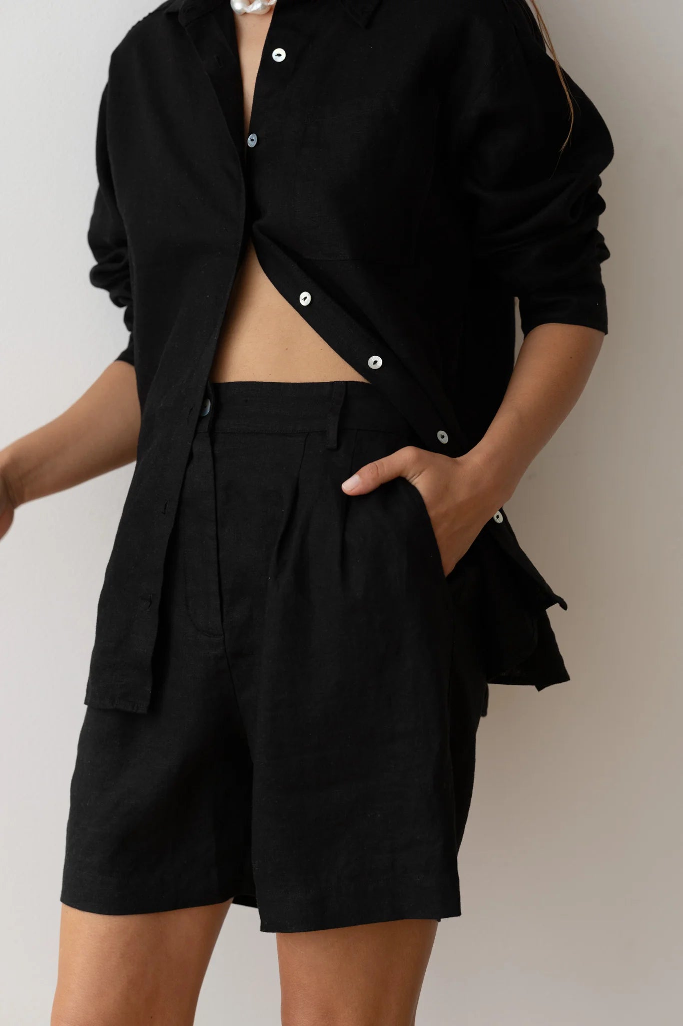 The Linen Pleated Short - Jet
