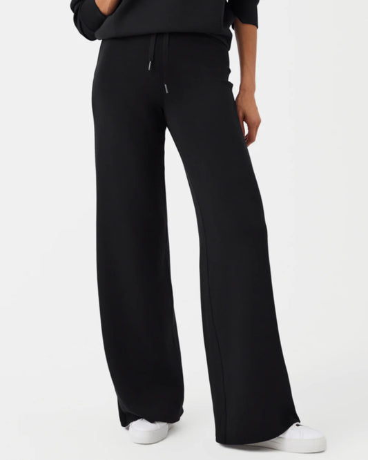 Air Essentials Wide Leg Pant - Very Black