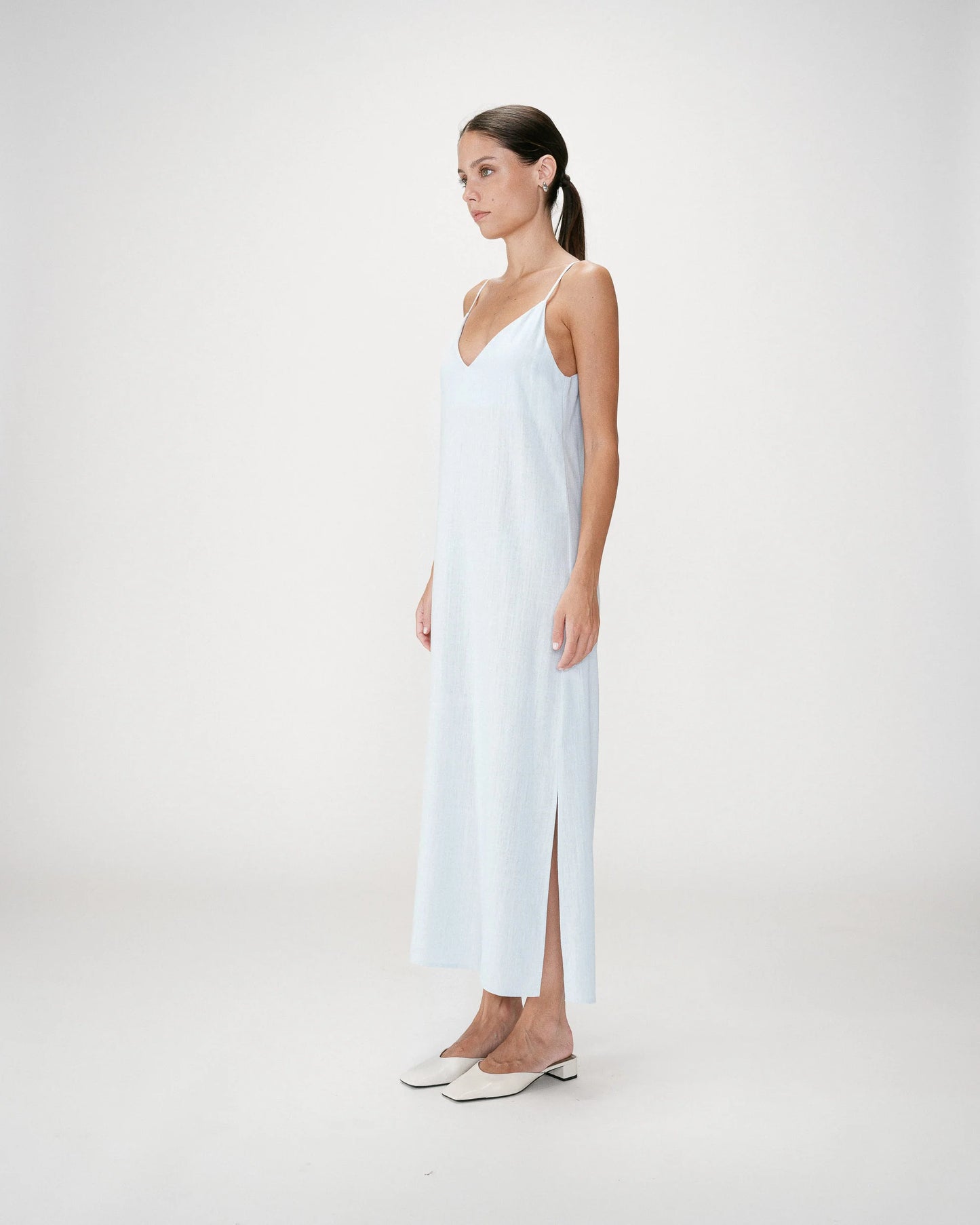Wendra Long Linen Dress with V-Neck and Tied Open Back - Ciel