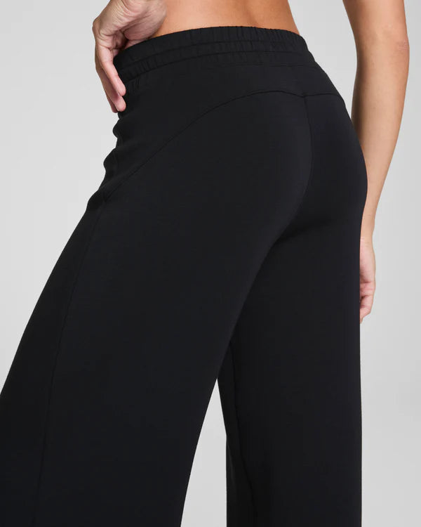 AirEssentials® Wide Leg Pant - Very Black